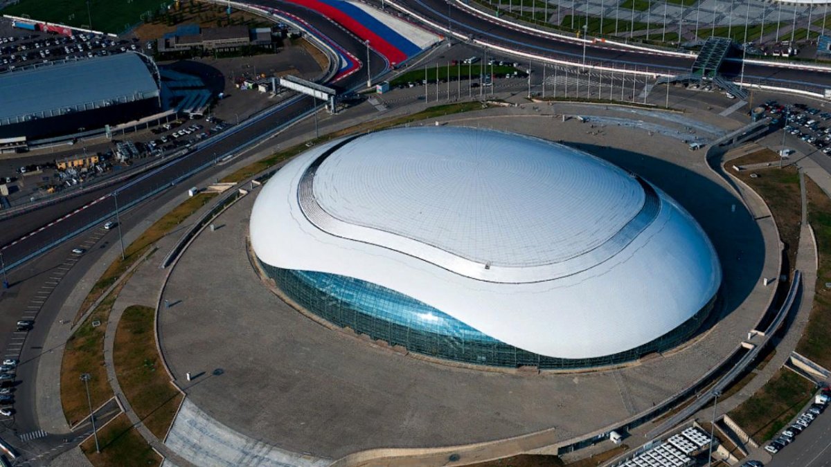 Стадионы олимпийского парка. Сочи Олимпийский парк дворец спорта большой. Большая ледовая Арена Сочи. Хоккейный дворец в Сочи. Ледовая Арена Сочи Олимпийский парк.